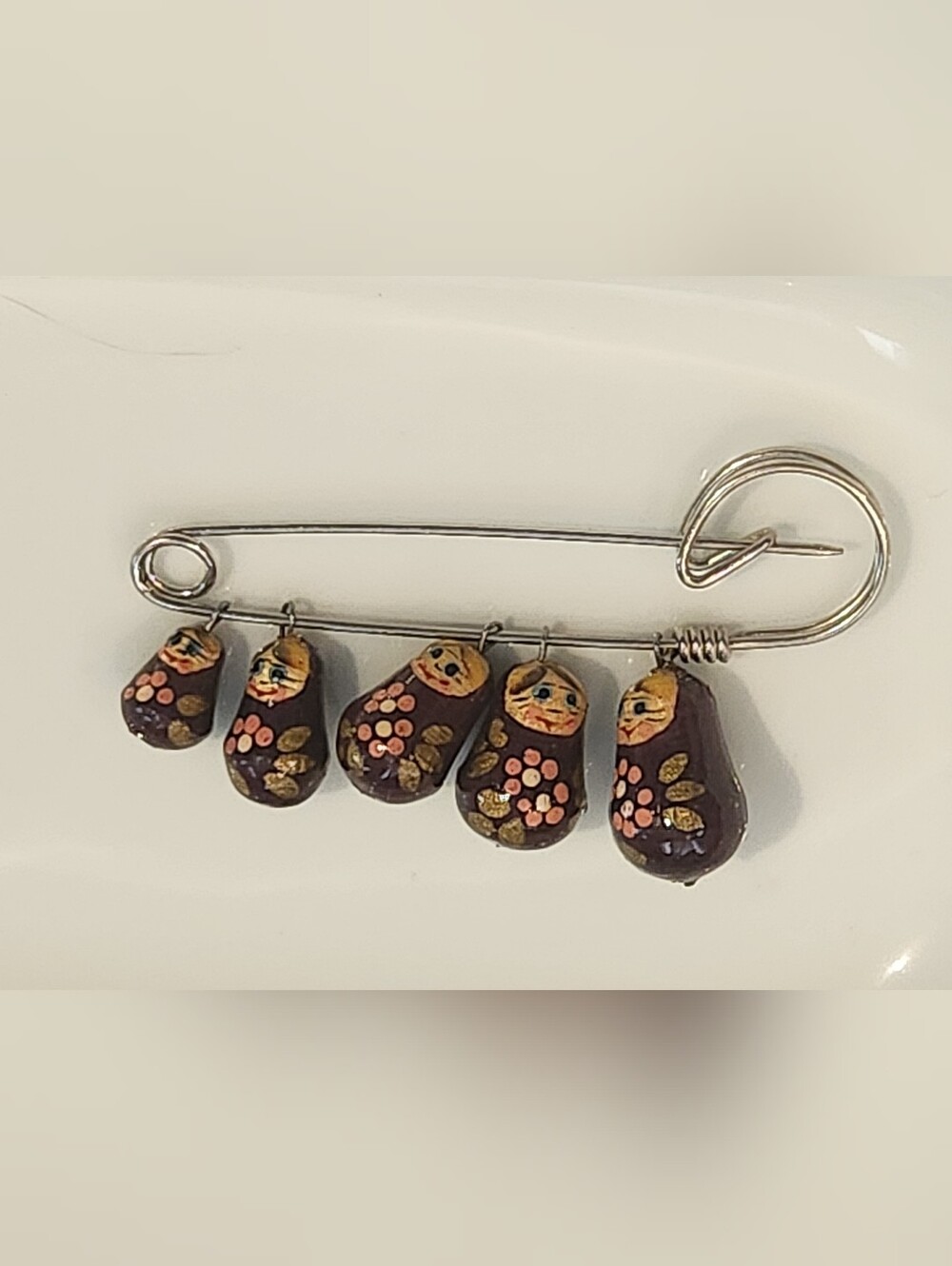 VTG PLUM Mamushka Nesting 5 Dolls Pin Brooch Traditional Russian Matryoshka